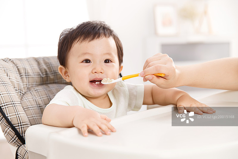 可爱的男婴儿在吃饭图片素材