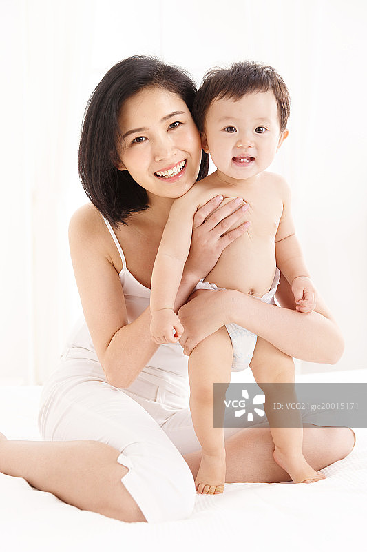 妈妈陪宝宝玩耍图片素材