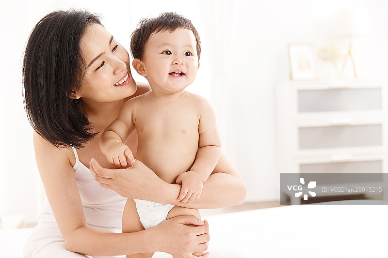 妈妈陪宝宝玩耍图片素材