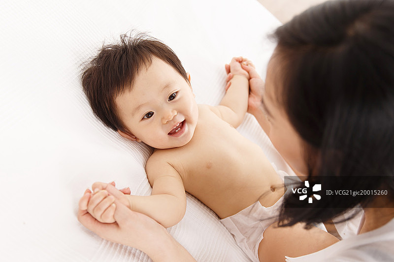 妈妈陪宝宝玩耍图片素材