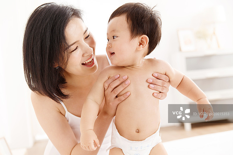 妈妈陪宝宝玩耍图片素材