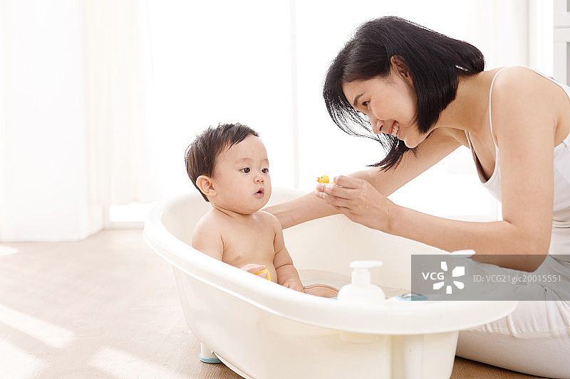 妈妈给宝宝洗澡图片素材