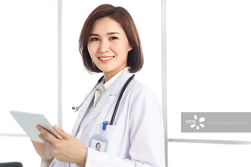 女医生使用平板电脑图片素材