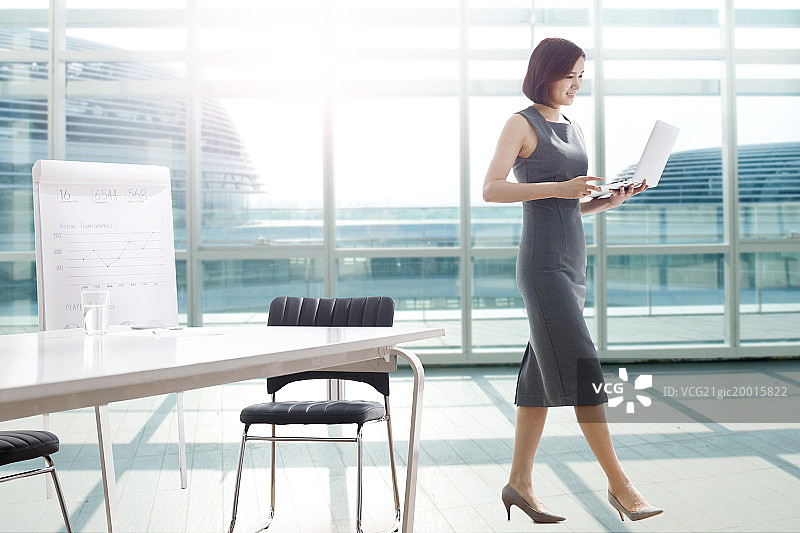 商务女人在办公室图片素材