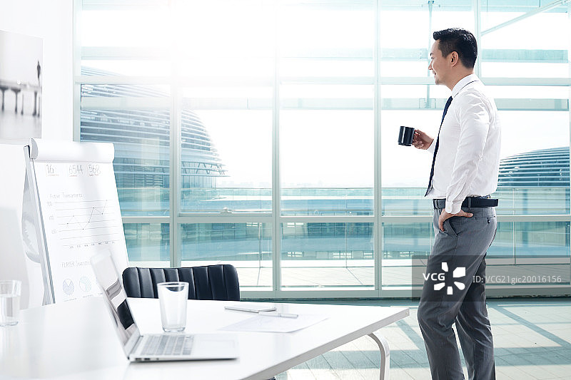 商务男士在办公室图片素材