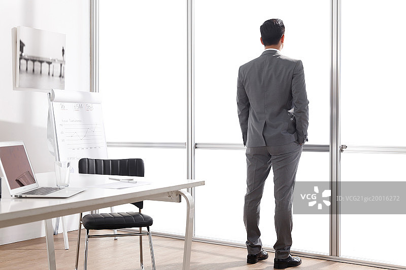 商务男士在办公室图片素材
