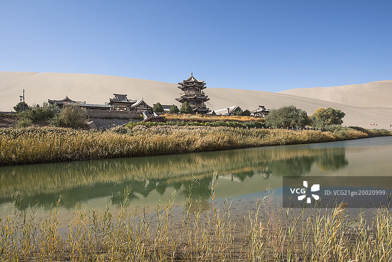 秋天的敦煌月牙泉图片素材