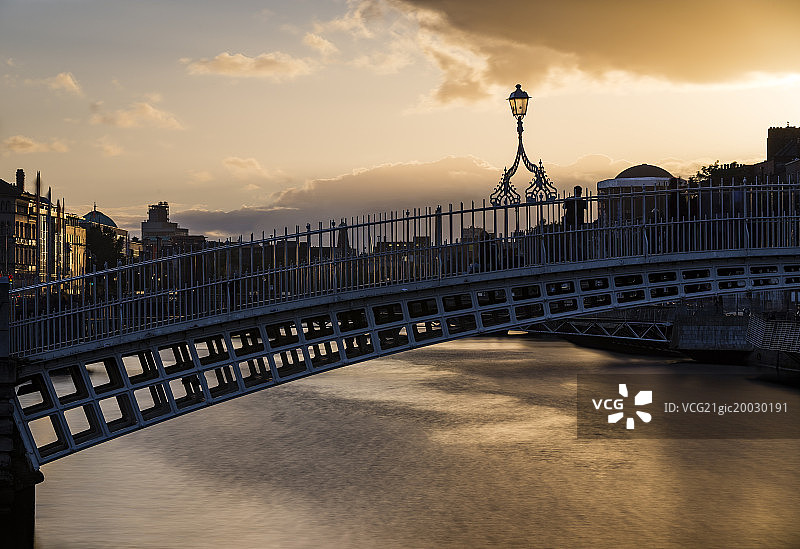 利菲河上夕阳明灯图片素材