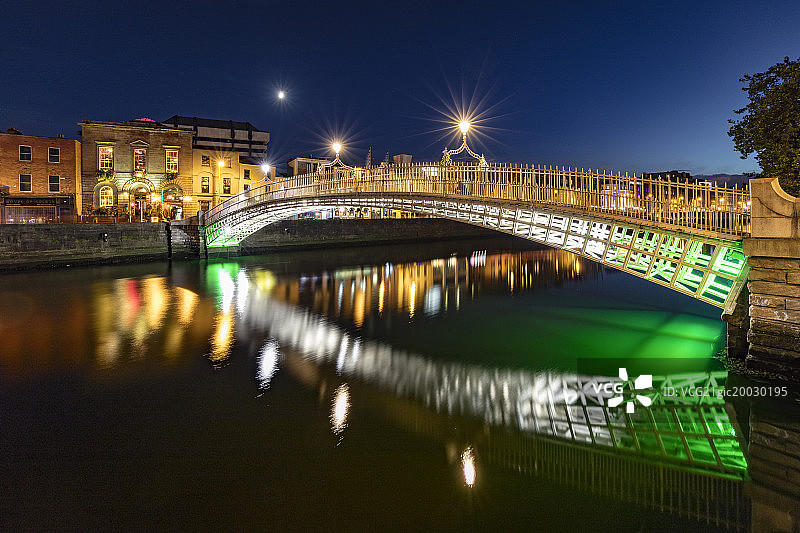 欧洲的夜景与铁桥图片素材