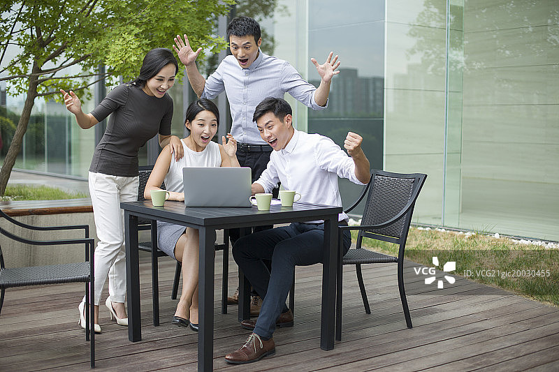 商务人士在户外欢呼庆祝图片素材