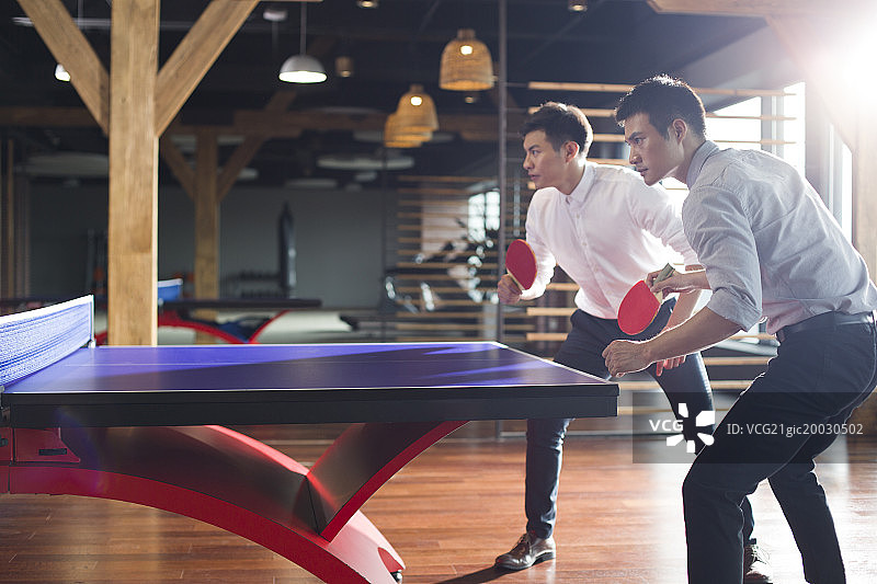 年轻商务男士打乒乓球图片素材