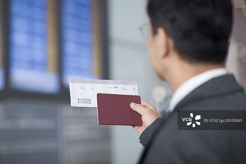 乘客拿着护照和机票图片素材