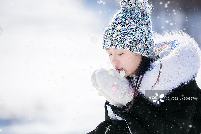 雪中的少女图片素材