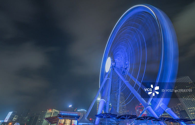 中环摩天轮夜晚的旋转状态图片素材