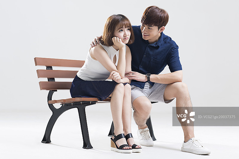 年轻男子安慰女友图片素材