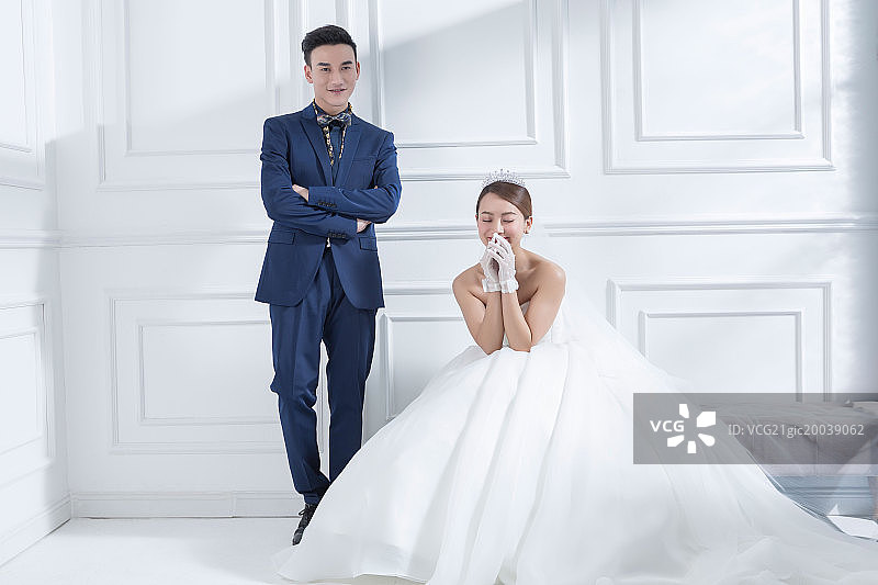 幸福甜蜜的新郎和新娘图片素材