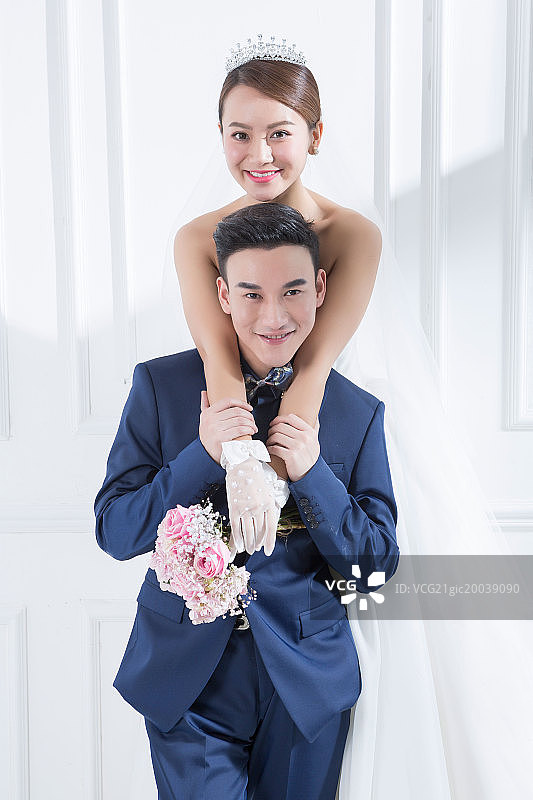 幸福甜蜜的新郎和新娘图片素材