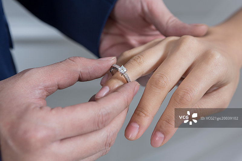 幸福甜蜜的新郎和新娘图片素材