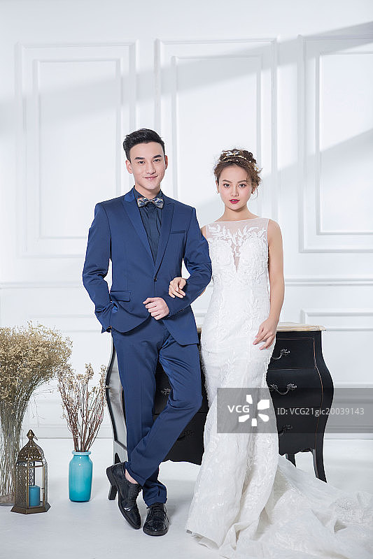 幸福甜蜜的新郎和新娘图片素材