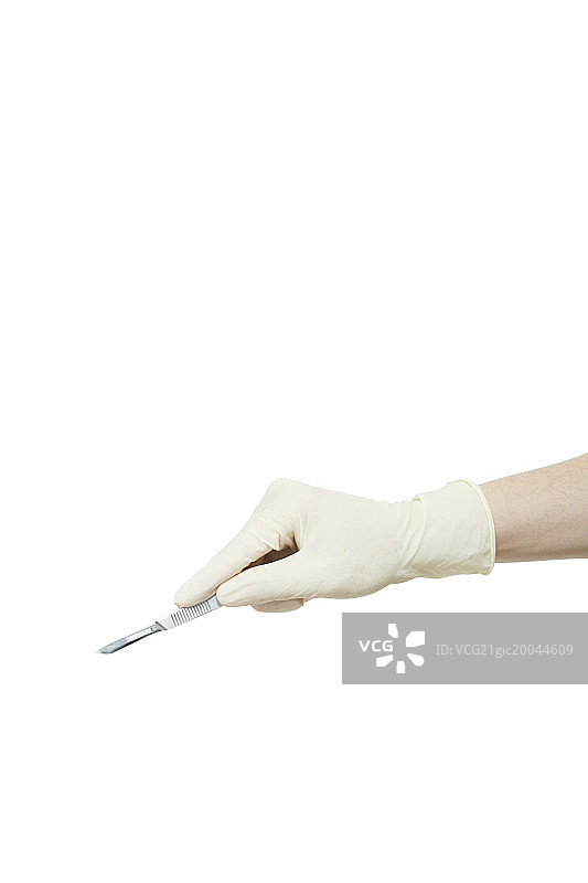 戴乳胶手套的手握着手术刀图片素材