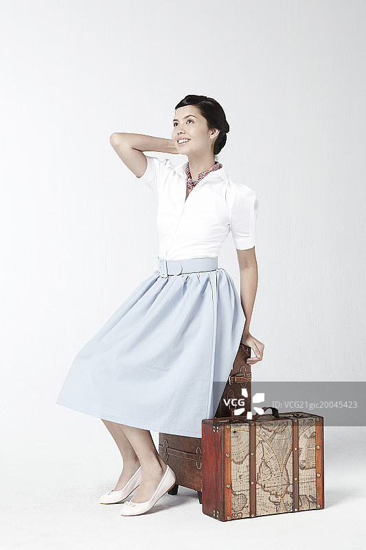 坐在某物上抬头看的女人图片素材