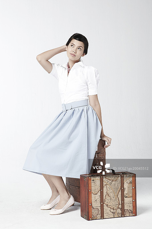 坐在某物上抬头看的女人图片素材