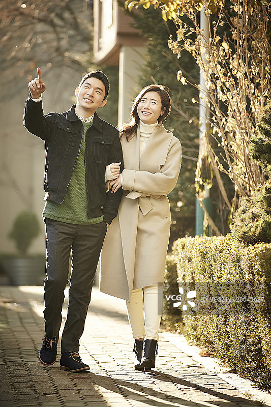 情侣手挽手走在人行道上图片素材