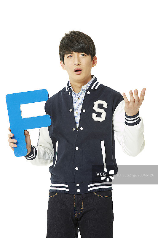 手持F标志，面露尴尬的男人图片素材