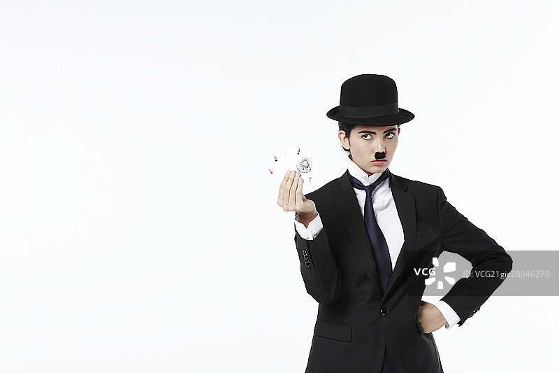 打扮成查理·卓别林的女人，拿着卡片图片素材