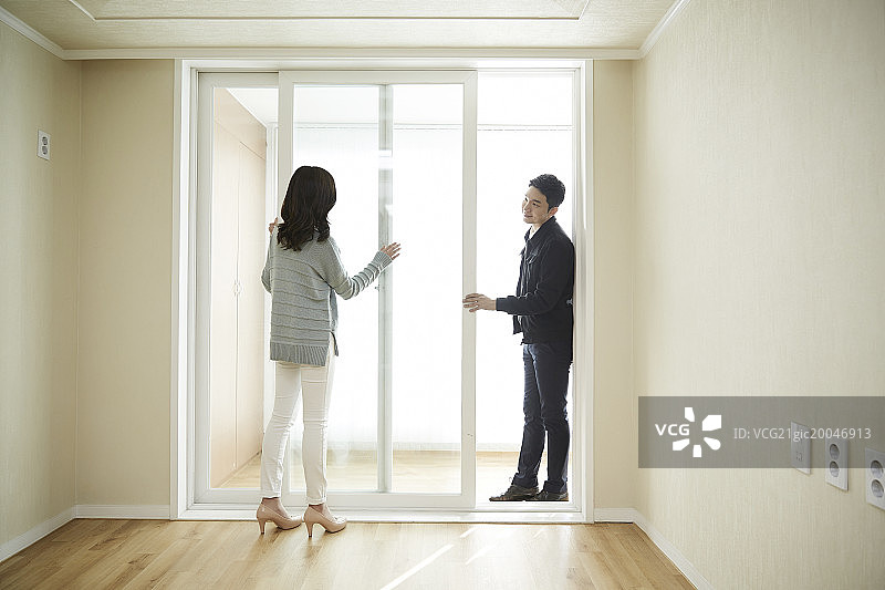 情侣站在窗边图片素材