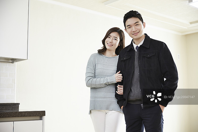 公寓里幸福的新婚夫妇图片素材