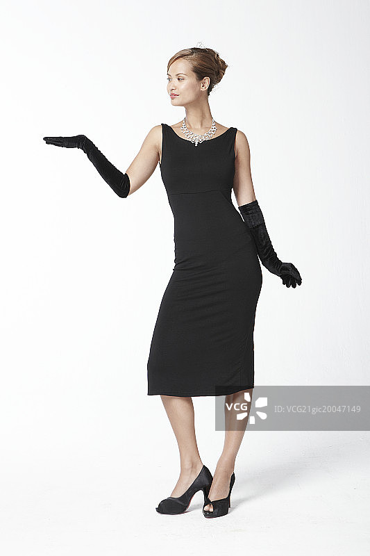 手掌朝上的黑裙女人图片素材