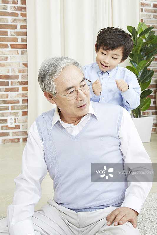 男孩给爷爷按摩肩膀图片素材