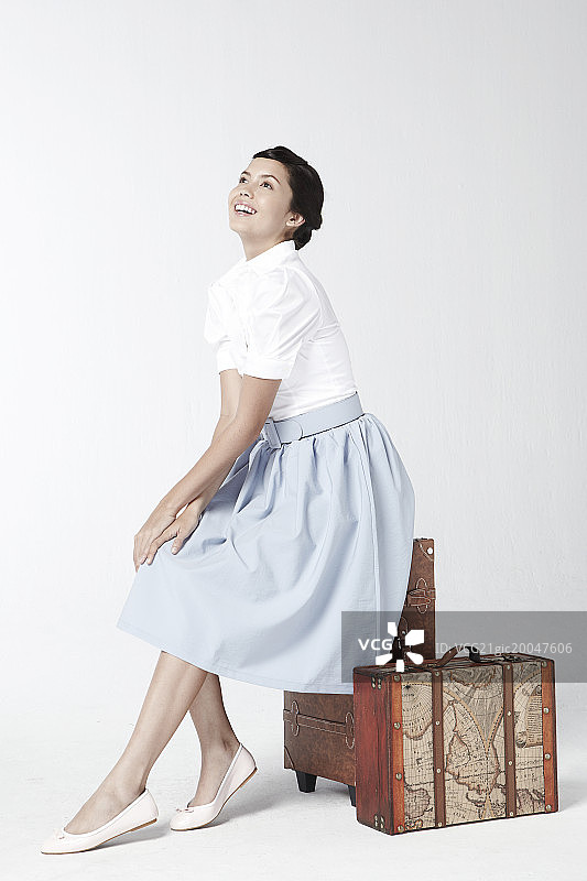 坐在某物上抬头看的女人图片素材