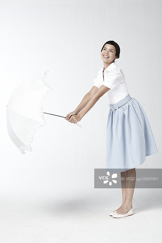 女人伸出手臂撑伞图片素材