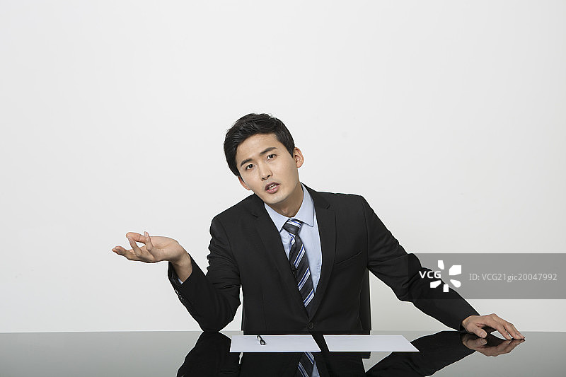 坐在桌子旁的男新闻播音员图片素材