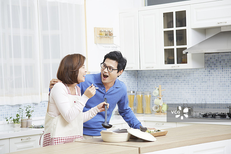 中年夫妇在厨房的幸福时光图片素材