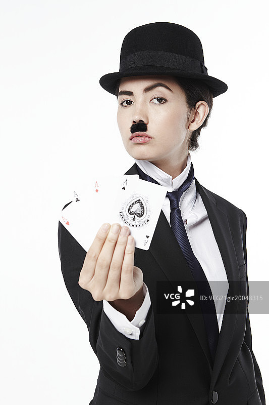 打扮成查理·卓别林的女人，拿着卡片图片素材
