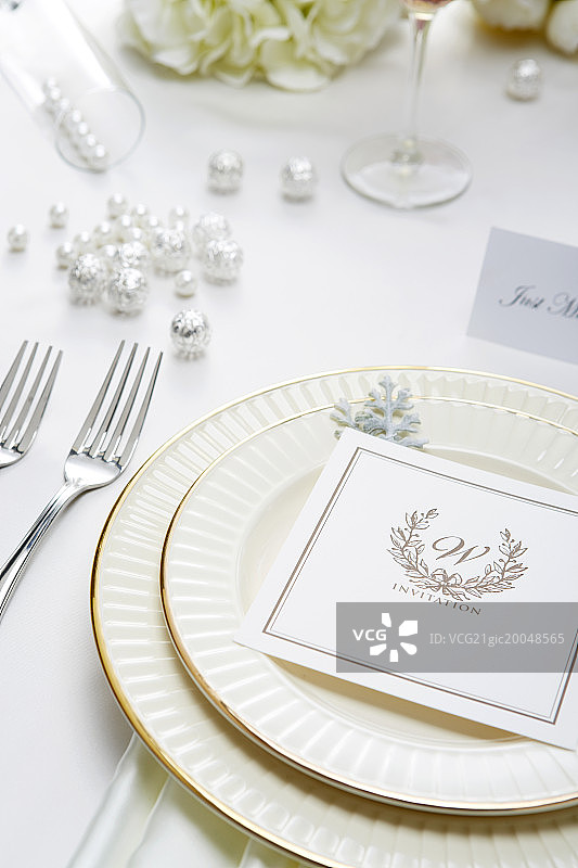 含婚礼邀请函的婚礼餐桌布置图片素材