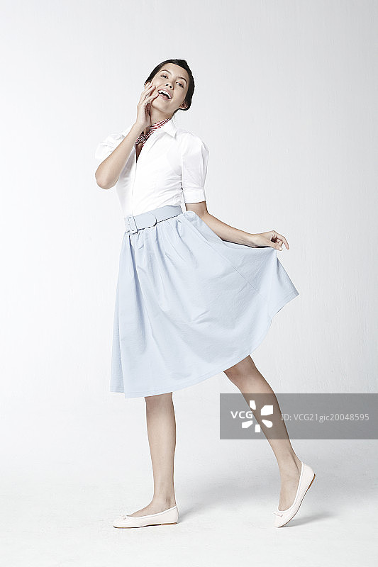 右手托着下巴的女人图片素材