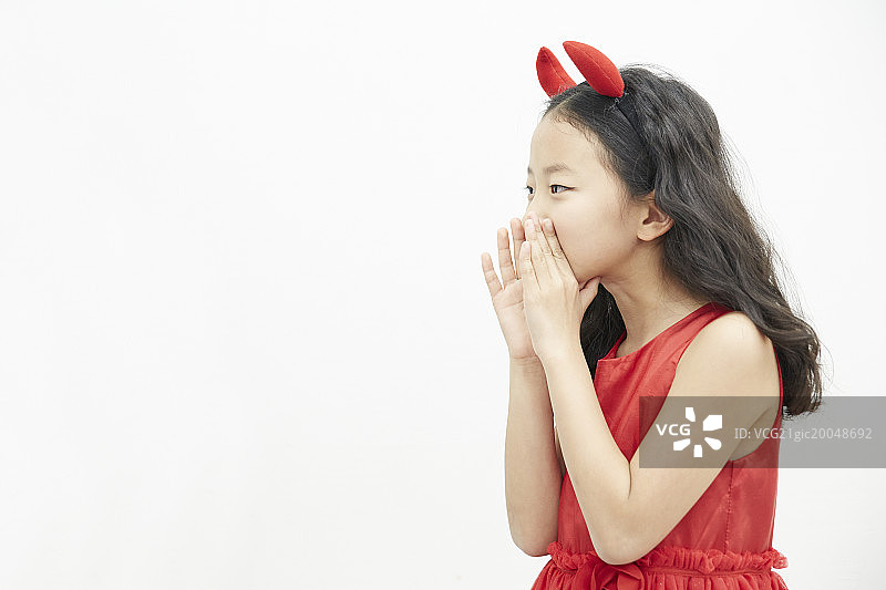 装扮成小恶魔的小女孩在耳语图片素材