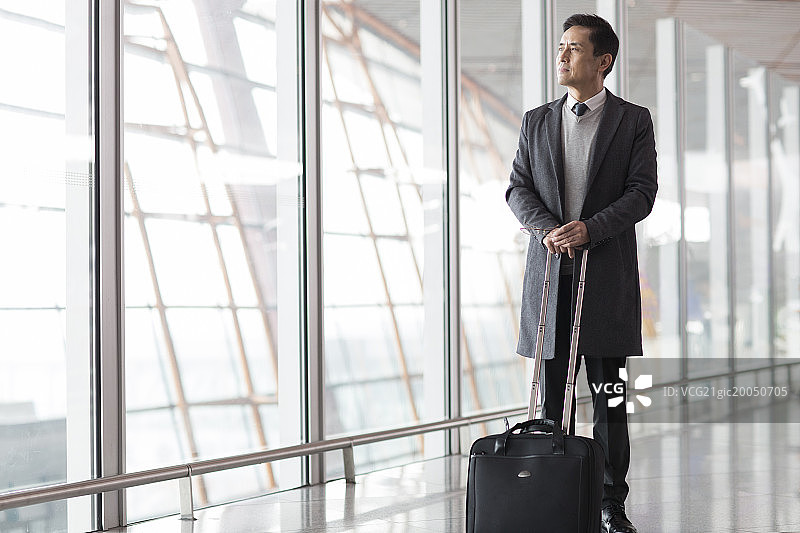 商务男士在机场等候图片素材