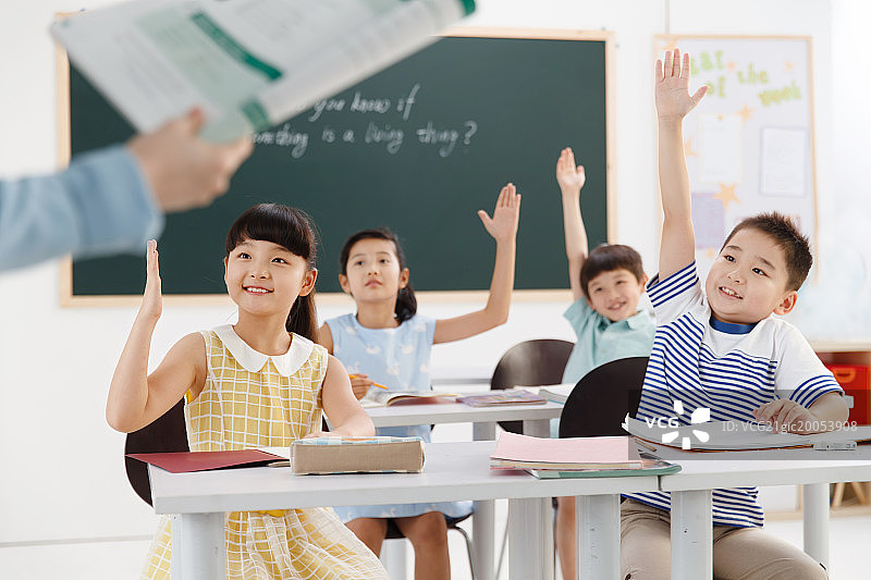老师和小学生们在教室里图片素材