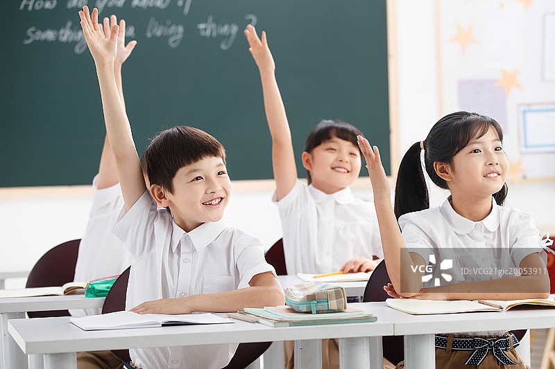 儿童在教室里上课图片素材