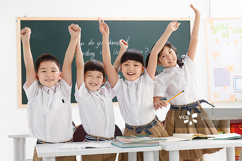 欢乐的儿童在教室里图片素材
