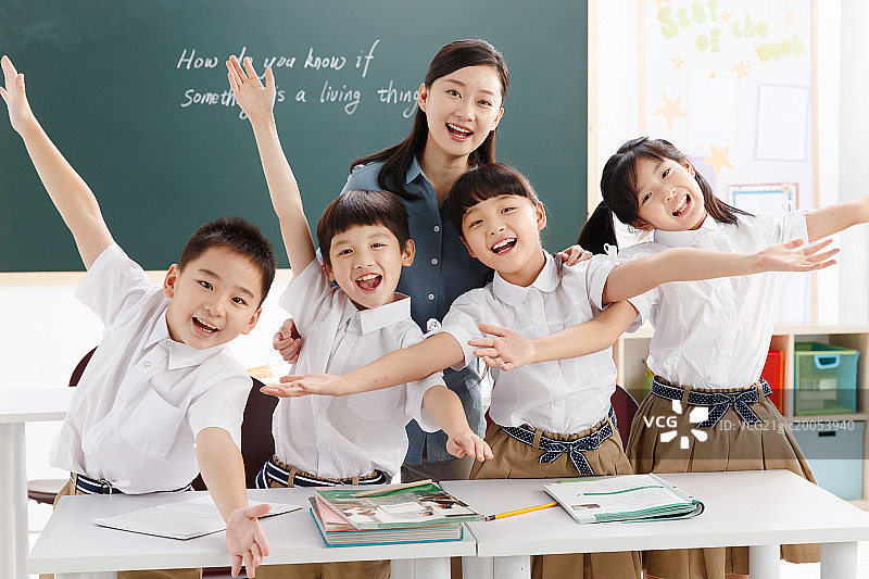老师和小学生们在教室里图片素材