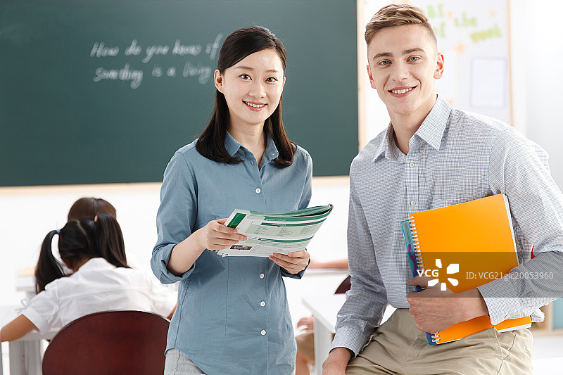 教师和小学生在教室里图片素材