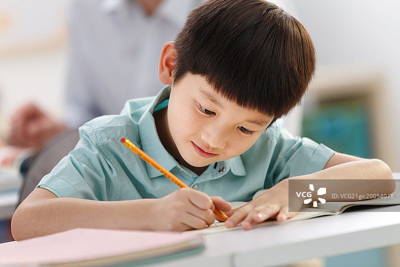 小学男生在教室里学习图片素材