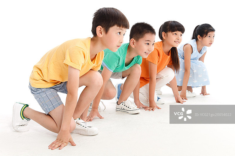 小学生在做助跑动作图片素材