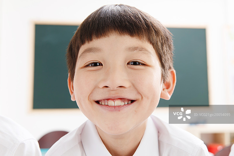 可爱的小学生在教室图片素材